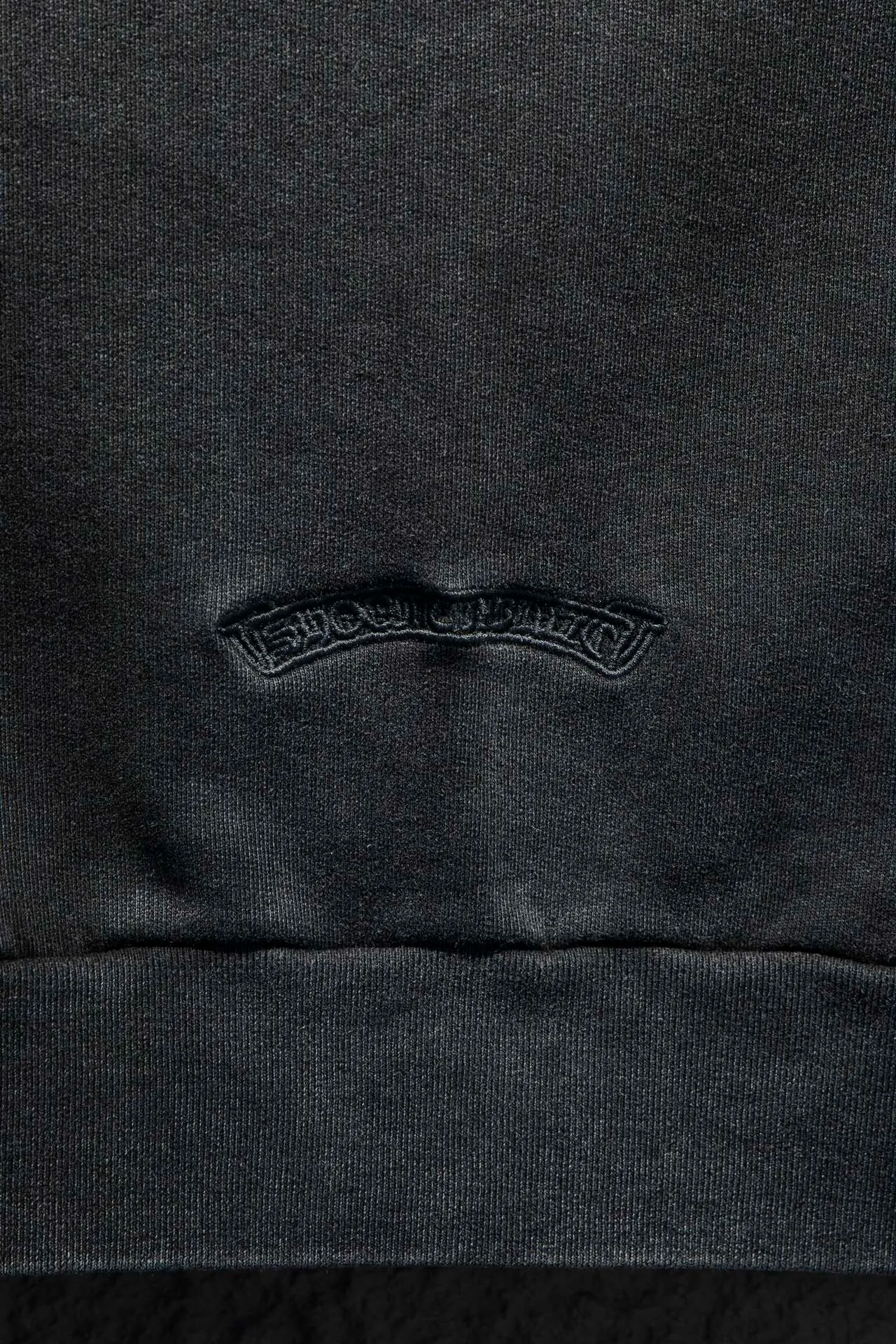 P260 🆕Chrome Hearts Home 420 grams, different from the market, texture is incomprehensible, os version is really charming, Chrome Home is also really unique, every new season's new product version is to the extreme, very practical, can be worn casually, nice✔️ - ⚠️100% cotton, using custom-dyed terry cotton sweatshirt surface, 420g double yarn, comfortable feel Made from imported knitting needle carded cotton, the thickness is moderate, drapey and contoured, making the upper body comfortable! ! It is very tolerant to fat body types and can instantly lose five pounds after wearing it!  Front panel #Back panel hardware elements# The English letters are arranged artistically. Imported Tajima high-density heavy-duty embroidery technology. The fonts are three-dimensional and full. The body is treated with washed and distressed elements, which greatly increases the interest of the clothing; unique visual effects.  Hem Loose closing Double-layer fabric Good closing effect Exquisite hemming Color: washed black, apricot Size: S-M-L-XL